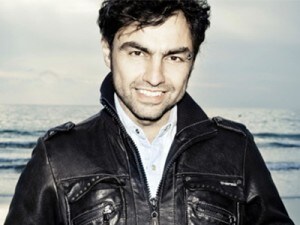 "Ogni piccola pazzia" è il punto di partenza della carriera solista di Marco Ligabue, dopo 10 anni alle chitarre dei Rio. La sfida più grande sarà quella di superare le diffidenze del mercato e scrollarsi di dosso quella gigantesca ombra che gli fa Luciano.