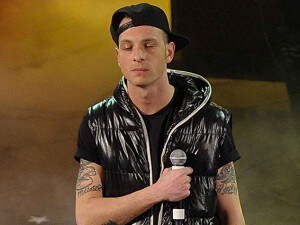 Scambio di insulti tra il rapper di periferia ed il giornalista de L'Espresso, come accadde nel 1982 tra Vasco Rossi e Nantas Salvalaggio. Ma è un battage infantile che si poteva evitare, specchio dell'eterna lotta tra la cattiveria celata dalla camicia buona del bambino del primo banco e la chiassosa prepotenza del bulletto seduto dietro.
