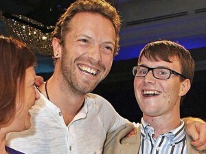 La storia di Ed Buckley, 22enne investito da un taxi e rimasto per sei mesi in coma. Non ricorda più nulla tranne le canzoni dei Coldplay: "Mi hanno aiutato a tornare alla normalità".