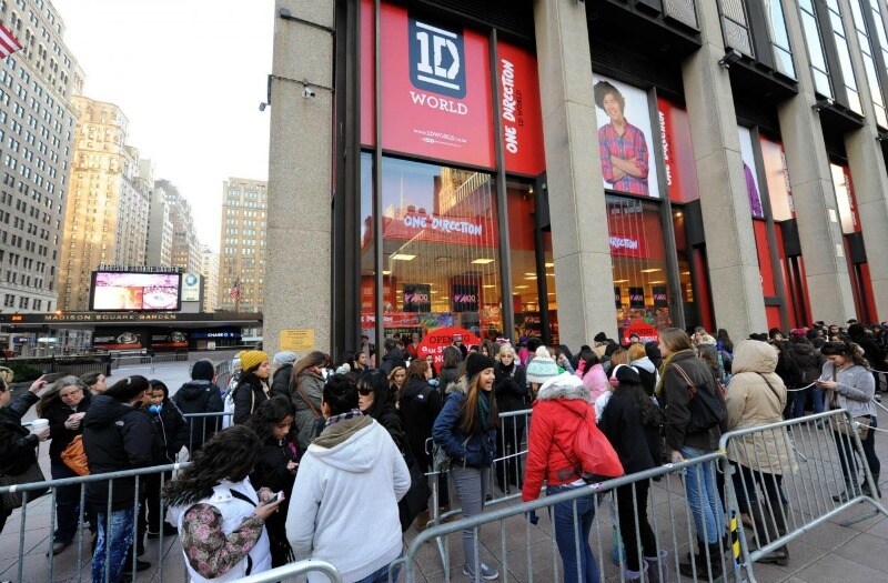 Directioners in fila per 1D World di New York