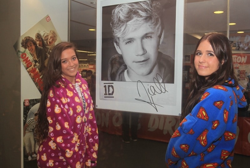 Le fan con un poster di Niall