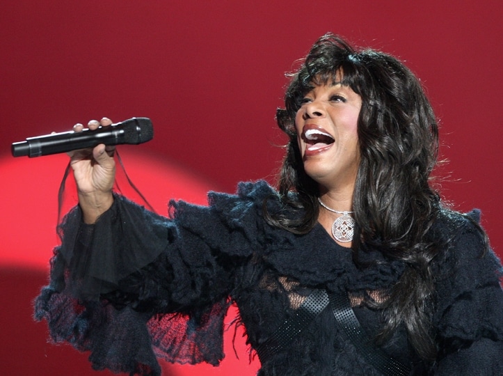 Donna-Summer-durante-una-performance-sul-palco