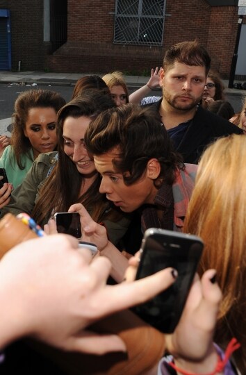 Harry firma autografi