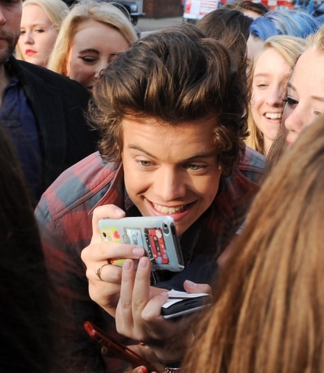 Harry gioca con le foto