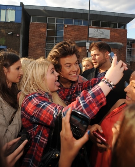 Harry Styles scatta foto con le directioners