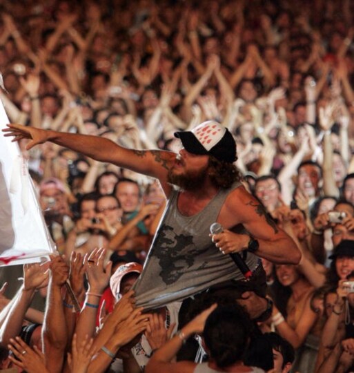 jova-travolto-dal-delirio-di-fan