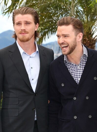 Timberlake sorride al fianco di Garrett Hedlund