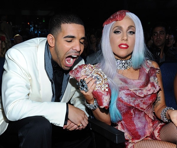 Drake scherza con la stravagante autrice di Paparazzi