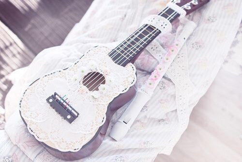 Chitarra ricamo