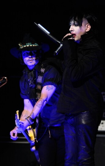 Marilyn Manson canta Sweet Dreams con Depp