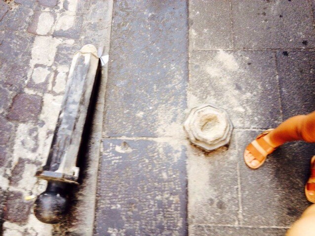 Il palo crollato dal marciapiede (Foto di Francesco Emilio Borrelli)