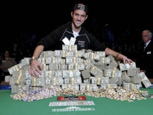 Joe Cada con il "bottino" delle WSOP 2009