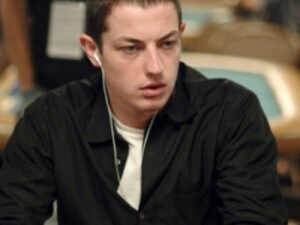 Tom Dwan nella sua classica espressione al tavolo