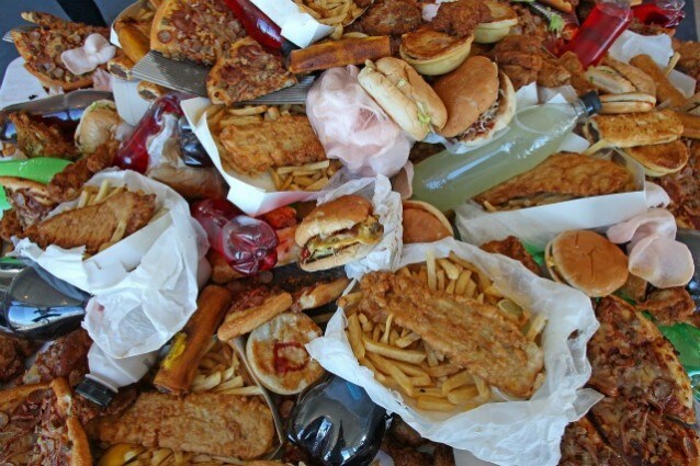 Secondo i dati presentati da uno studio recentemente pubblicato dalla rivista scientifica PLoS ONE, i cibi ricchi di grassi dei fast food non solo darebbero origine ad obesità e patologie cardiovascolari, ma esporrebbero anche ad una maggiore probabilità di andare incontro alla depressione.