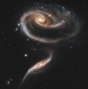 Nel 2011 la NASA pubblicò quest’immagine dell’Hubble Space Telescope che mostrava la collisione in corso tra due galassie a spirale. Sarà lo stesso destino di Andromeda e della Via Lattea.