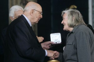 Margherita Hack riceve un riconoscimento dal Presidente della Repubblica, Giorgio Napolitano.
