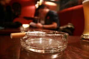 Fattori ambientali e predisposizione genetica possono aumentare il rischio di sviluppare tumori per chi fuma e ha fumatori in famiglia.