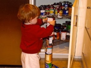 Bambino affetto da autismo impegnato nel soddisfare una comune mania di ordine.