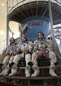 La crew della missione con dietro un simulacro della capsula Soyuz.