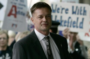 Andrew Wakefield, autore della ricerca pubblicata nel 1998 su "The Lancet" sul rapporto tra vaccini e autismo. Dietro, un gruppo di suoi sostenitori.