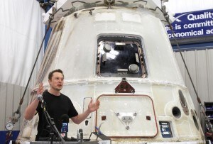 Elon Musk presenta la navicella Dragon, il primo veicolo privato ad aver raggiunto la Stazione Spaziale Internazionale.