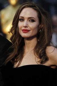 La mastectomia preventiva a cui si è sottoposta Angelina Jolie non è stata una scelta condivisa dagli oncologi, secondo i quali è possibile convivere serenamente con la predisposizione genetica al cancro sottoponendosi a controlli periodici.