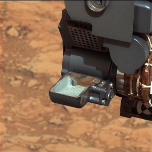 Il rover Curiosity analizza un campione di roccia marziana polverizzata.