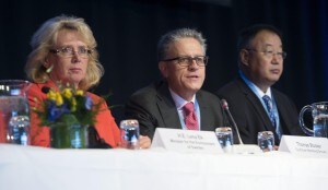 Riunione dell’IPCC a Stoccolma in corso in questi giorni. A sinistra, Lena Ek, ministro dell’ambiente svedese; al centro il professor Thomas Stocker, climatologo dell’IPCC; a destra il professor Dahe Quin.