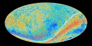 L’immagine mostra la principale disomogeneità su larga scala rilevata da Planck, una differenza delle fluttuazioni di temperatura tra i due emisferi di cielo analizzati nella radiazione cosmica di fondo.