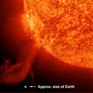 Una protuberanza solare comparata con le dimensioni della Terra.