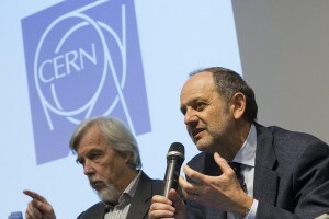 Guido Tonelli con il direttore generale del CERN, Rolf–Dieter Heuer.