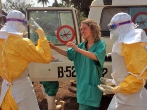 Ebola in Guinea, il personale di Medici senza frontiere al lavoro.