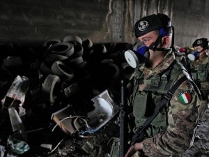 L’esercito presidia una discarica a Giugliano, Napoli. (Foto Lapresse).