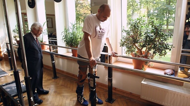 Uomo paralizzato cammina staminali