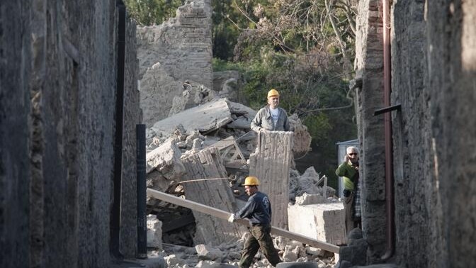 crolla a Pompei parte del muro perimetrale della Casa del Moralista
