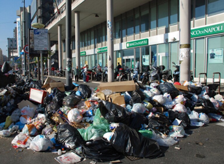 foto immondizia fuori banco di napoli