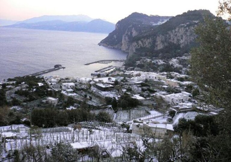 l'isola di capri piena di neve