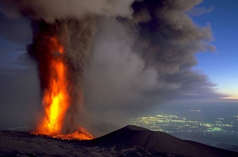 l'etna torna attivo la prima eruzione del 2011