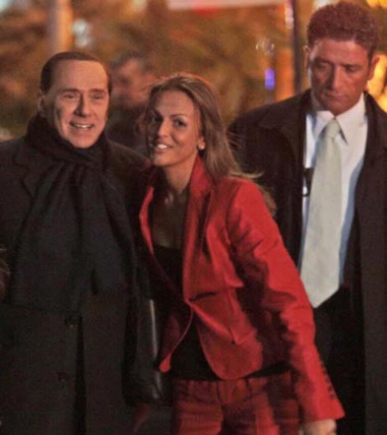 il premier silvio berlusconi e francesca pascale fotografati durante la campagna elettorale del 2008
