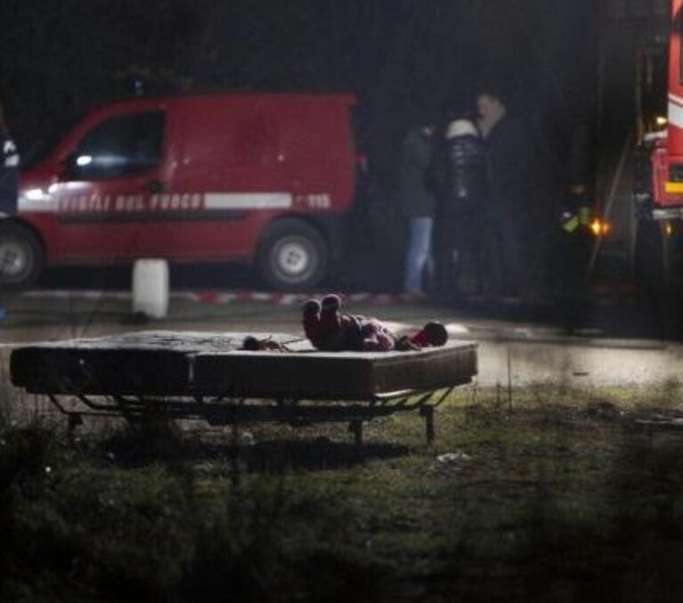 morti quattro fratellini nell'incendio del campo rom a Roma