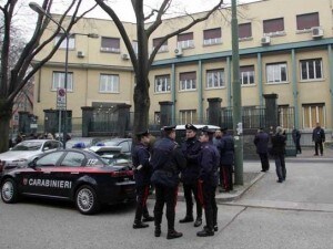 carabinieri all'esterno dell'Istituto di Medicina legale di Milano dove si è conclusa l'autopsia sul corpo di Yara