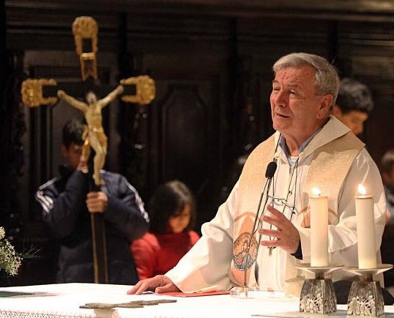 don corinno scotti durante la messa in memoria di yara