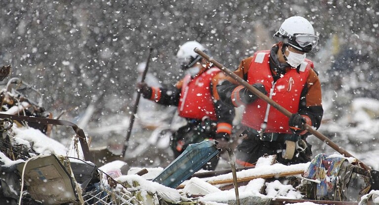 i soccorittori lavorano sotto la neve alla ricerca dei sopravvissuti
