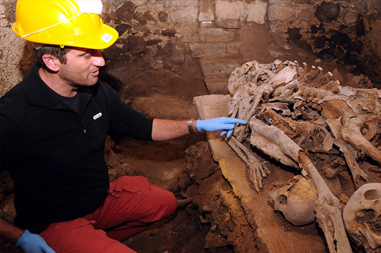l'archeologo franco campus indica il luogo del rinvenimento foto di mauro chessa