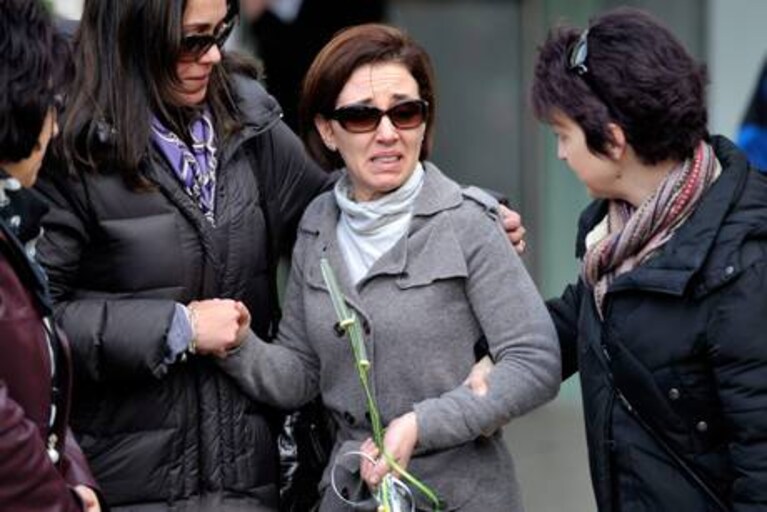 uno dei pochi momenti in cui irina lucidi si è lasciata andare alle lacrime dopo la scomparse delle sue gemelline