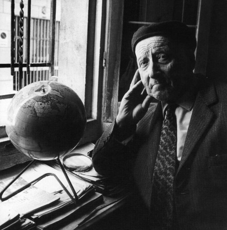 raffaele bendandi vicino al suo mappamondo con il quale studiava possibili eventi catastrofici