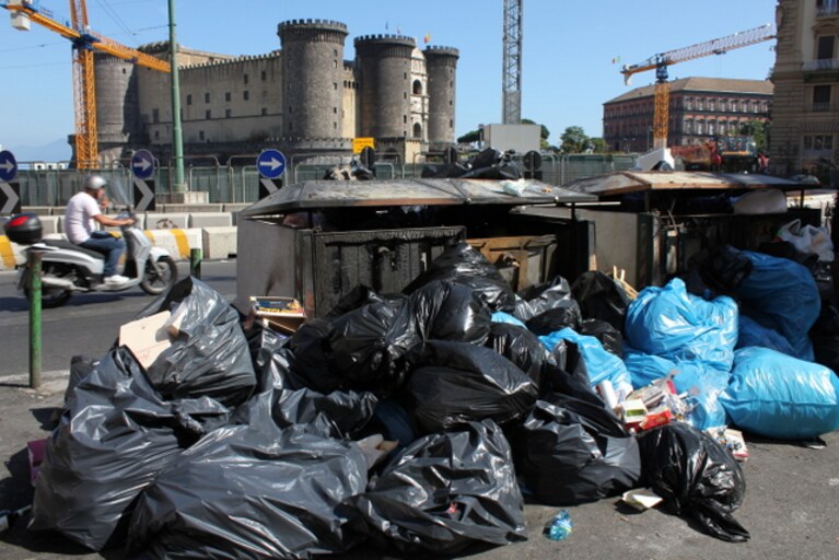 Napoli e i rifiuti storici al Maschio Angioino