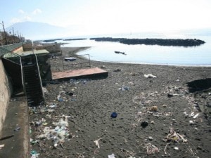 immondizia sul mare di Napoli