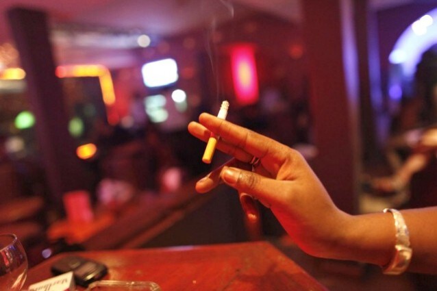 Donna che fuma rischia di più