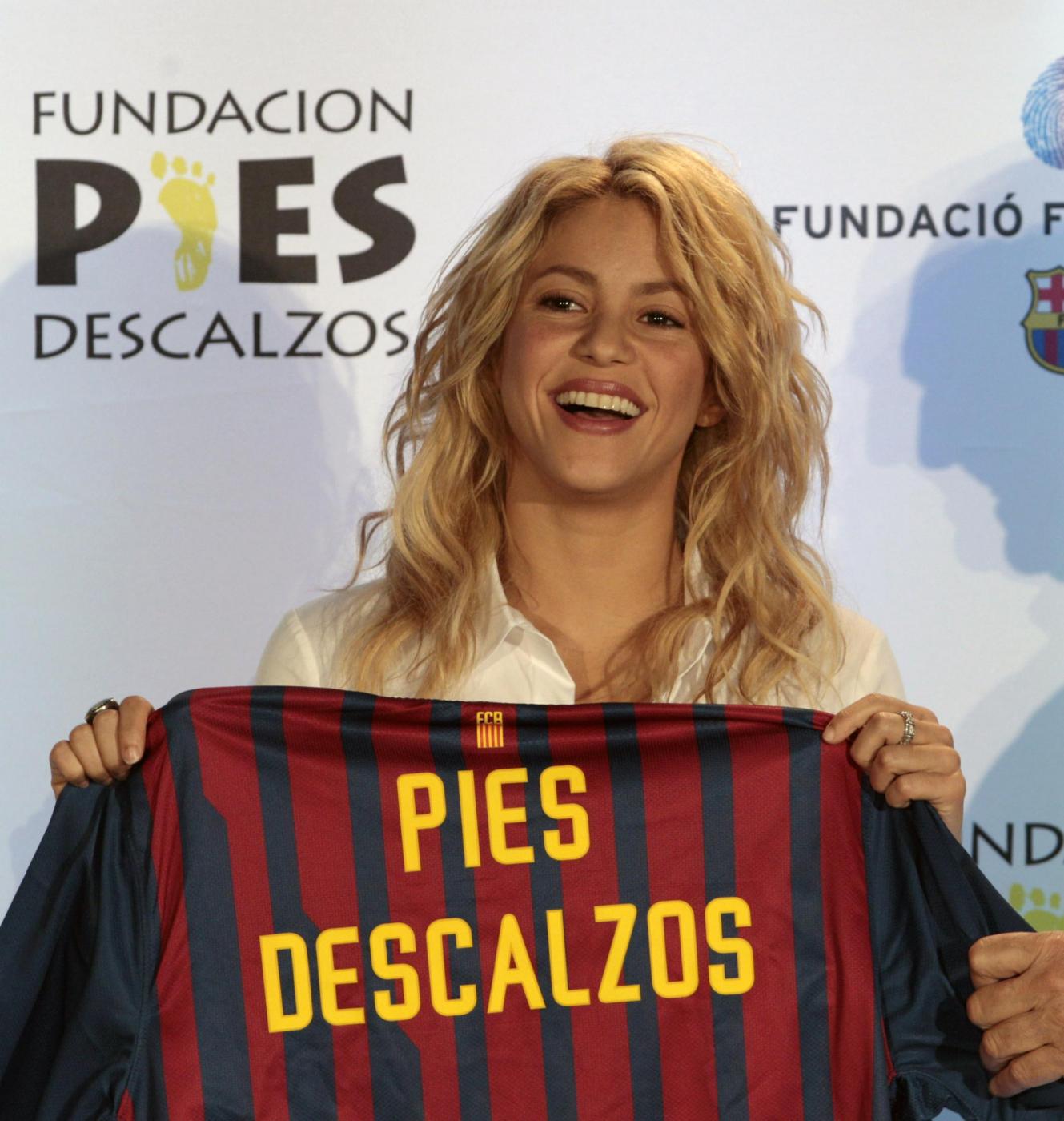 Shakira promuove il progetto" pies descalzos" con alcuni giocatori del Barcelona